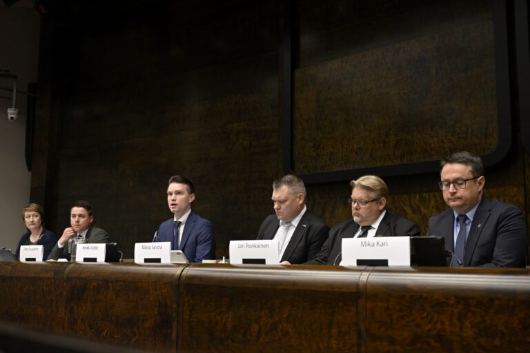 Puolustusvaliokunnan tiedotustilaisuus puolustusselontekoa koskevasta mietinnöstä