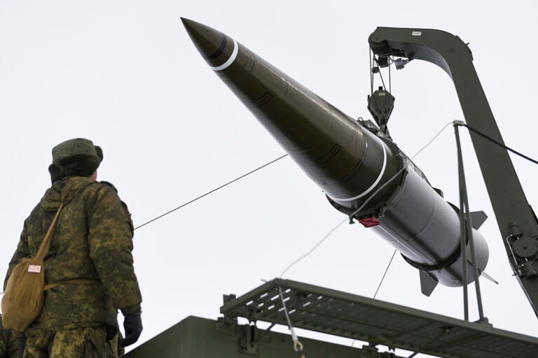Venäjän ballistista Iskander-ohjusta valmistellaan koelaukaisuun Kapustin Jarissa. www.mil.ru