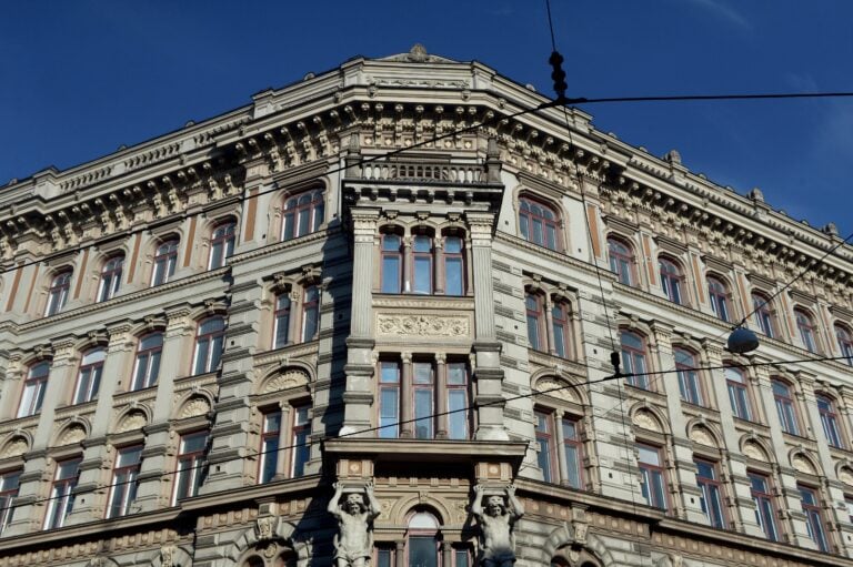 Erottajankadun ja Uudenmaankadun kulmassa sijaitseva vanha Tullihallituksen kiinteistö