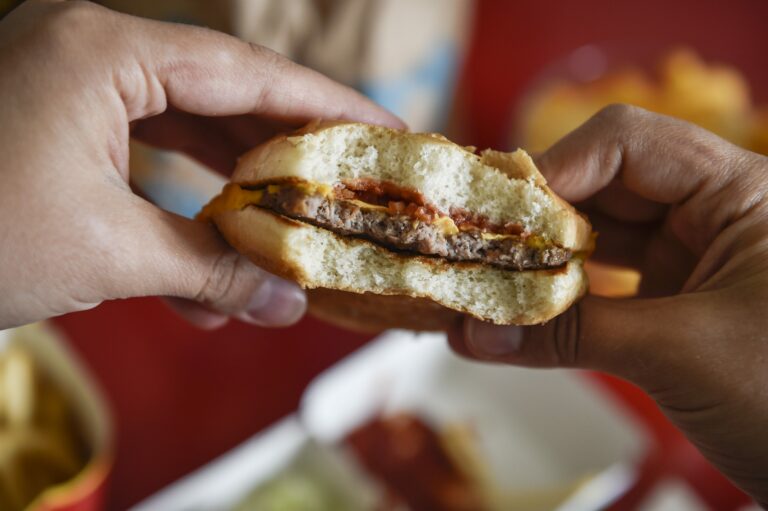 Syömishäiriöillä on yhä vahva leima teinityttöjen sairautena