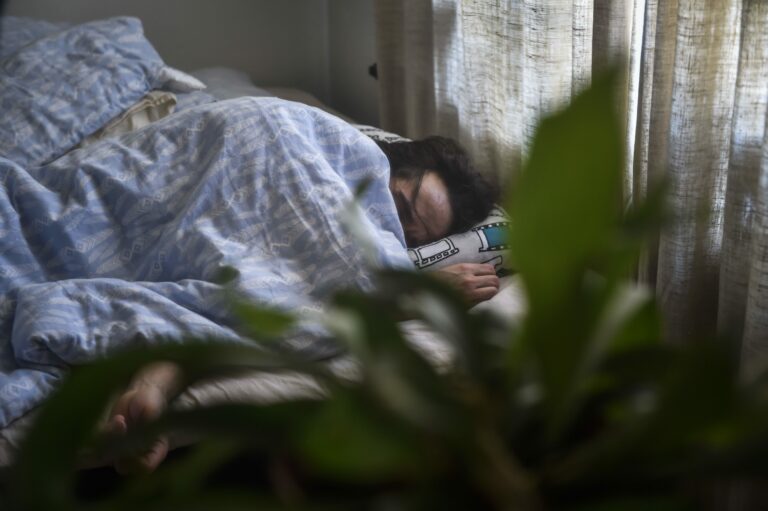 KUVITUSTA STT Äänekäs ja katkeileva kuorsaus liittyy usein uniapneaan 