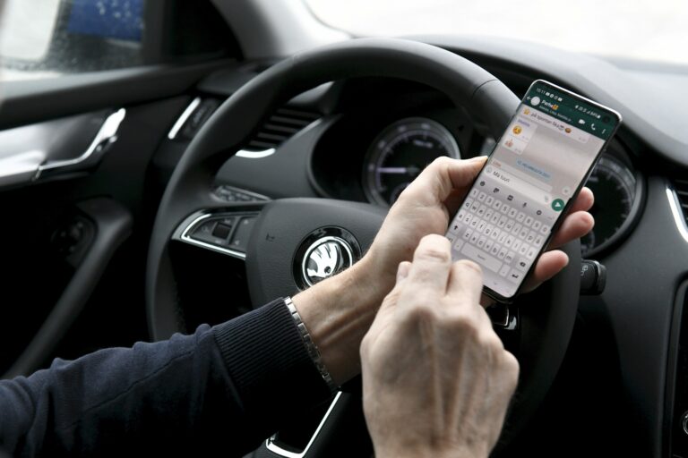 Kännykän käyttö ajon aikana