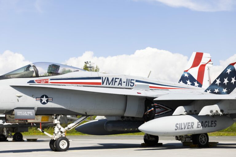 Yhdysvaltain merijalkaväen Hornetit vierailevat Karjalan lennostossa