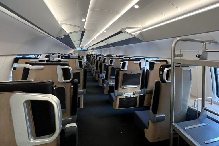 VR myi junia ja sai samalla ensimmäisen kilpailijan lähijunaliikenteeseen