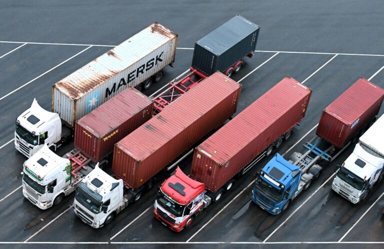 Teknologiateollisuuden ja kemianteollisuuden lakot alkoivat - Tukilakkoja ja saartoja