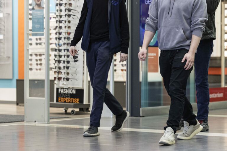 Optikkoliikkeitä kauppakeskus Kaaressa