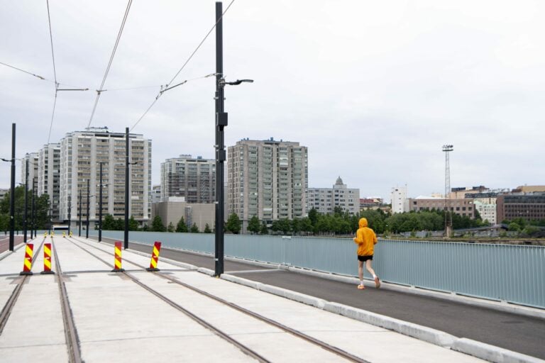 Merihaansilta auennut kävelijöille ja pyöräilijöille Hakaniemen ja Kalasataman välillä