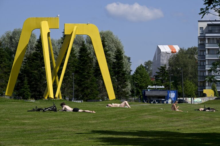 Kuumuus jatkuu - Ilmatieteen laitos varoittaa tukalasta helteestä perjantaihin saakka