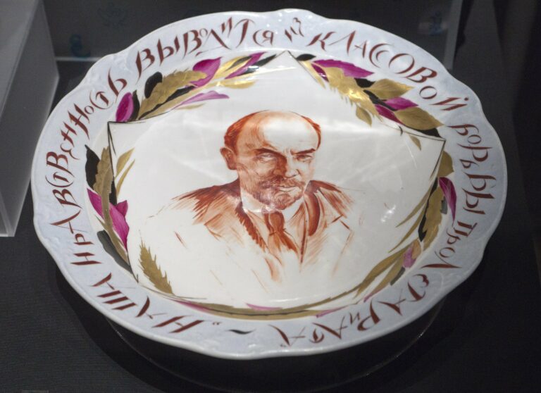 Propagandaposliinin näyttely Vapriikissa