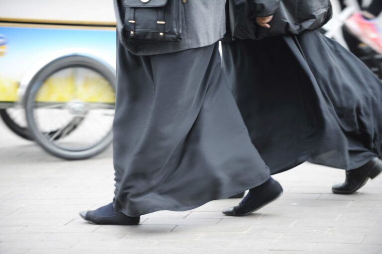 Ihmisiä kaupungilla