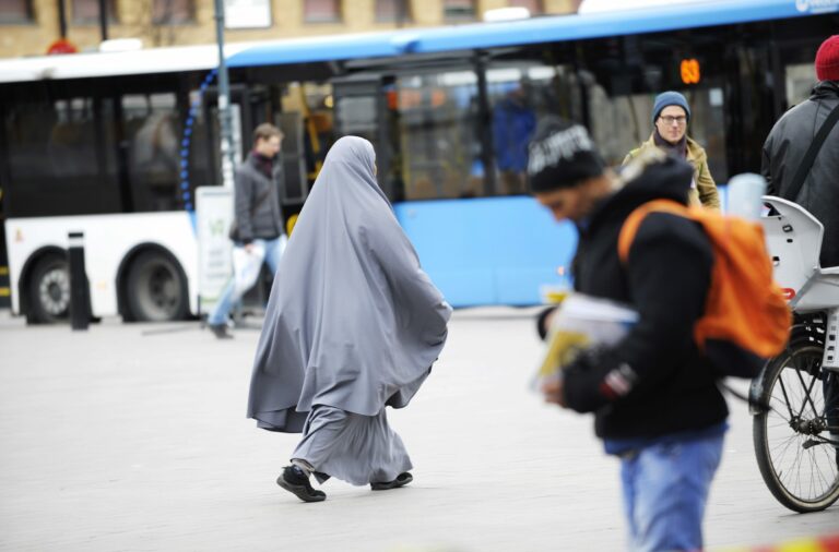 Ihmisiä kaupungilla