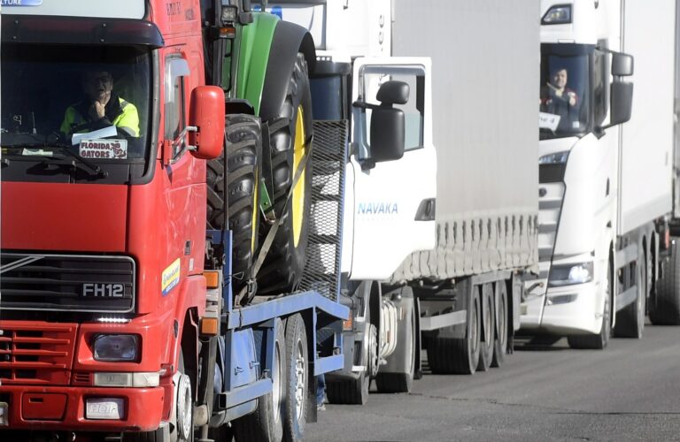 Rekka tulee Länsiväylältä Ruoholahteen