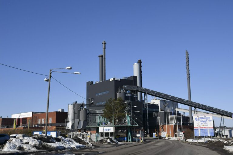 Paperikone paloi tehtaassa Lohjalla