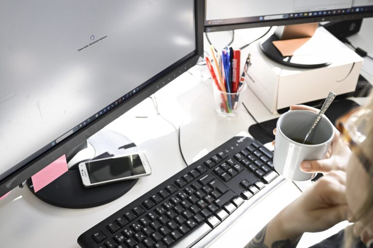 Työntekijä toimistolla