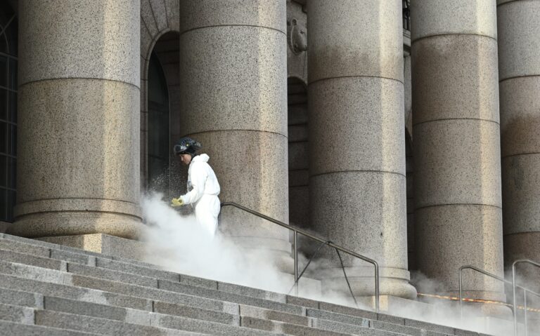 Eduskuntatalon pylväiköiden ja portaiden puhdistus jatkuu