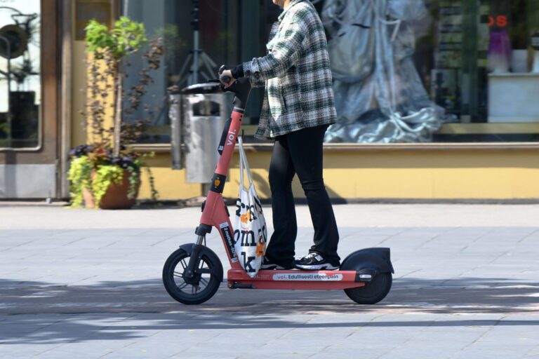 Uudet säännöt sähköpotkulautailuun promilleraja, ikäraja ja valvonta