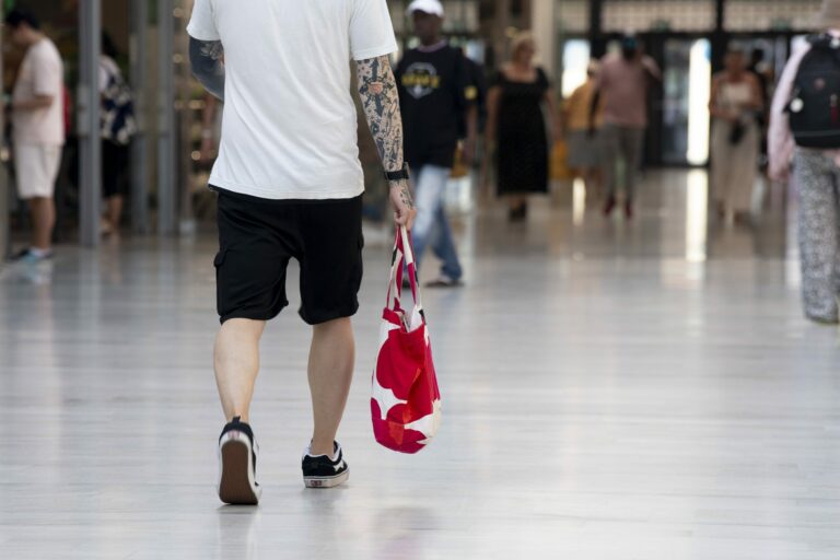 Kuluttajia Itäkeskuksessa