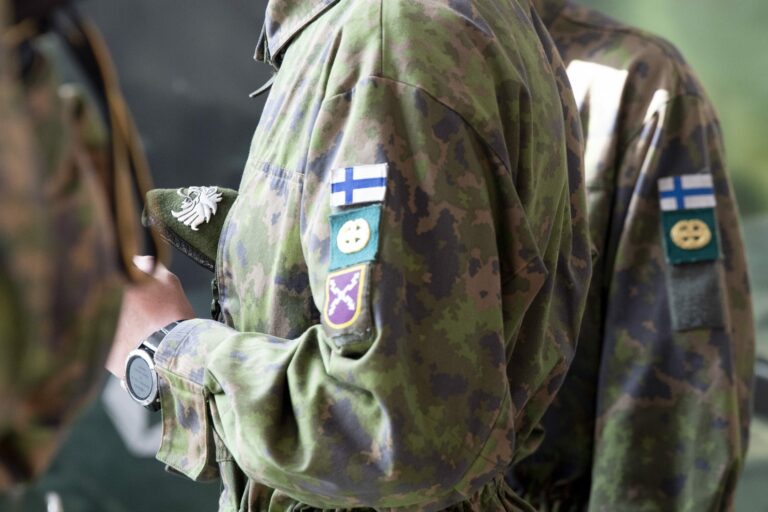 Puolustusministeri Häkkänen tutustuu Defineen Riihimäellä