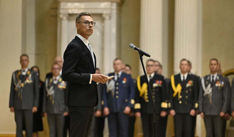 Tasavallan presidentti ylentää valmistuvat kadetit