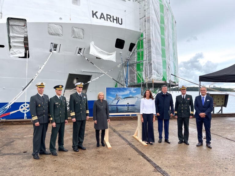 rajavartiolaitoksen-johtoa-sisaministeri-mari-rantanen-laivan-kummi-rouva-suzanne-innes-stubb-ja-meyer-turun-ja-uudenkaupungin-tyoveneen-johtoa-01