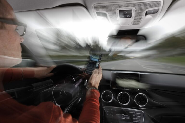 Liikenneturva: Kännykän käyttö aiheuttanut neljälle kymmenestä vaaratilanteen liikenteessä