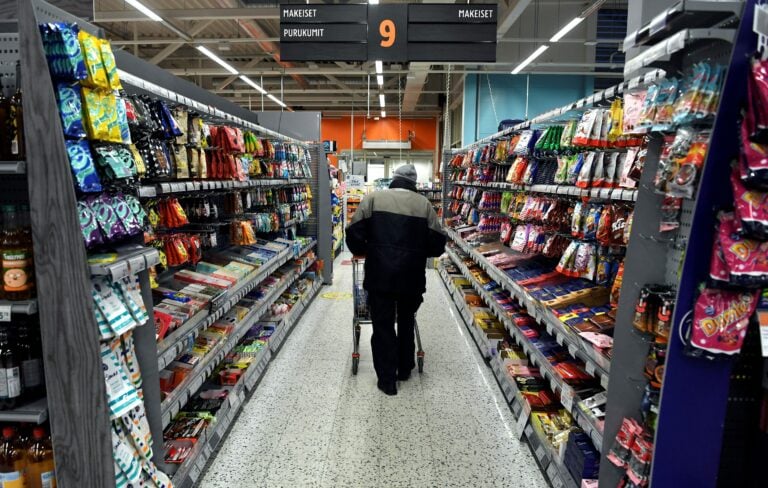 riskiryhmäläiset eli yli 70-vuotiaat ostoksilla