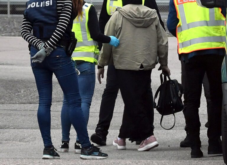 Helsinki-Vantaa - kiintiöpakolaisten saapuminen