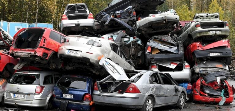 Autojen romuttamista Kuusakosella