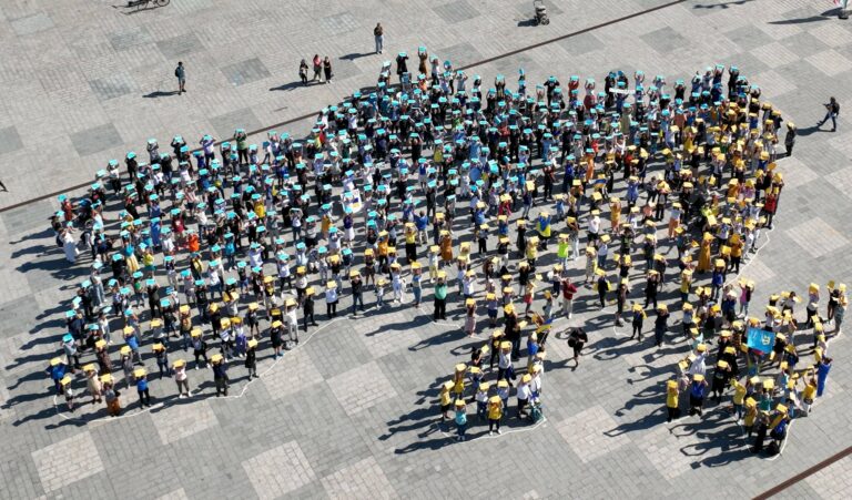 Ihmisistä koottu Ukrainan kartta Helsingin Kansalaistorilla