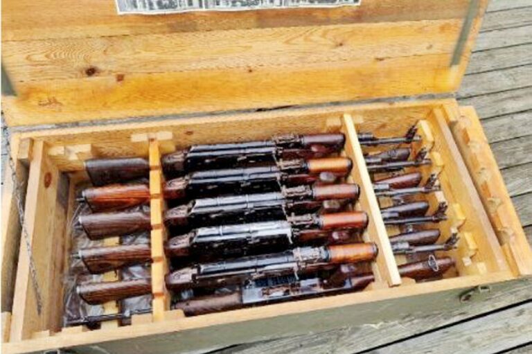 Poliisi: Epäilty hankki deaktivoituja sarjatuliaseita