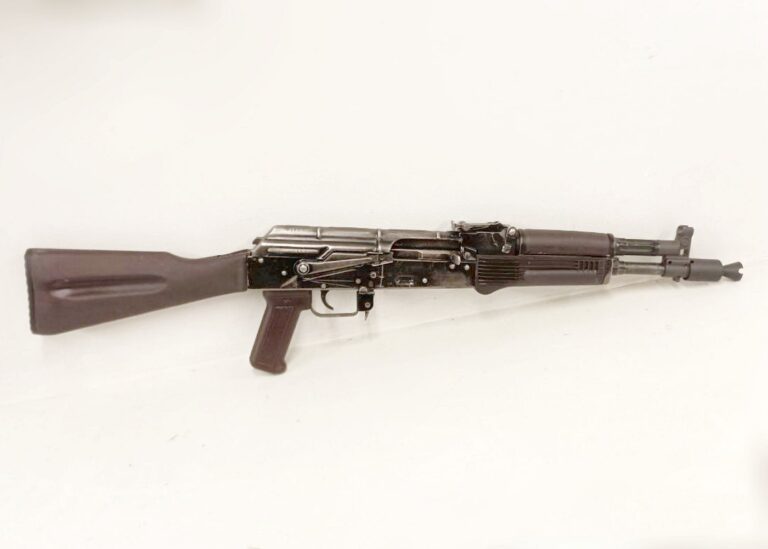 Poliisi: Epäilty hankki deaktivoituja sarjatuliaseita