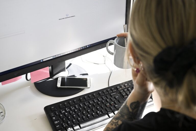 Työntekijä toimistolla