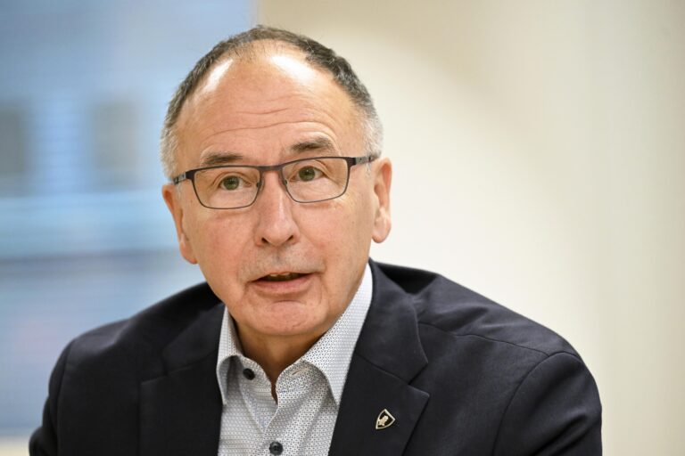 Aamukahvit suomalaismeppien kanssa