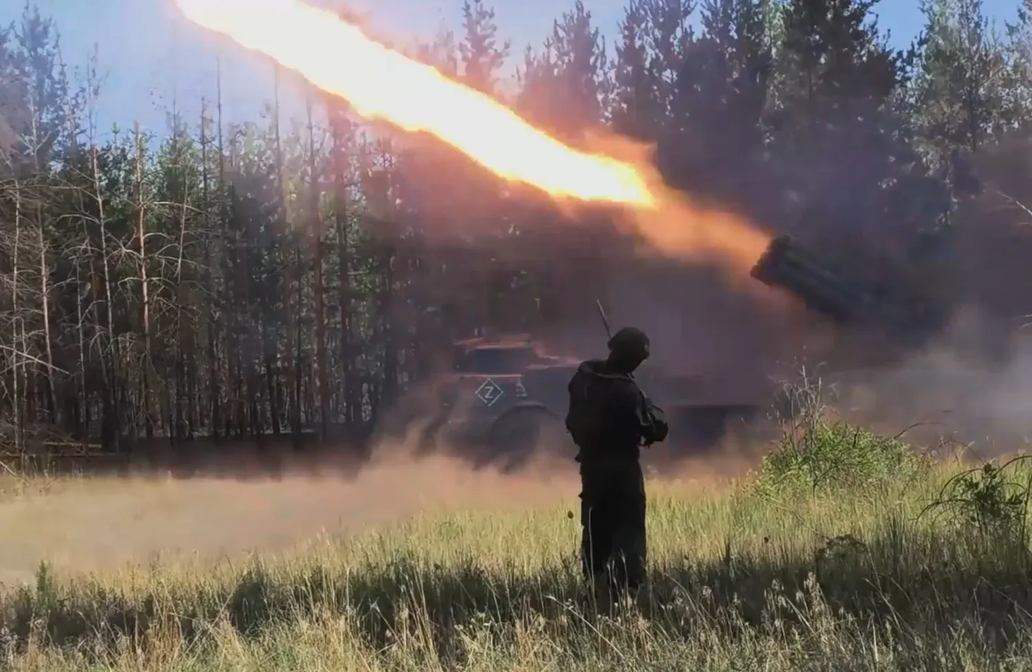 Venäjän BM-27 Uragan -raketinheitin Ukrainan rintamalla. / Zvezda