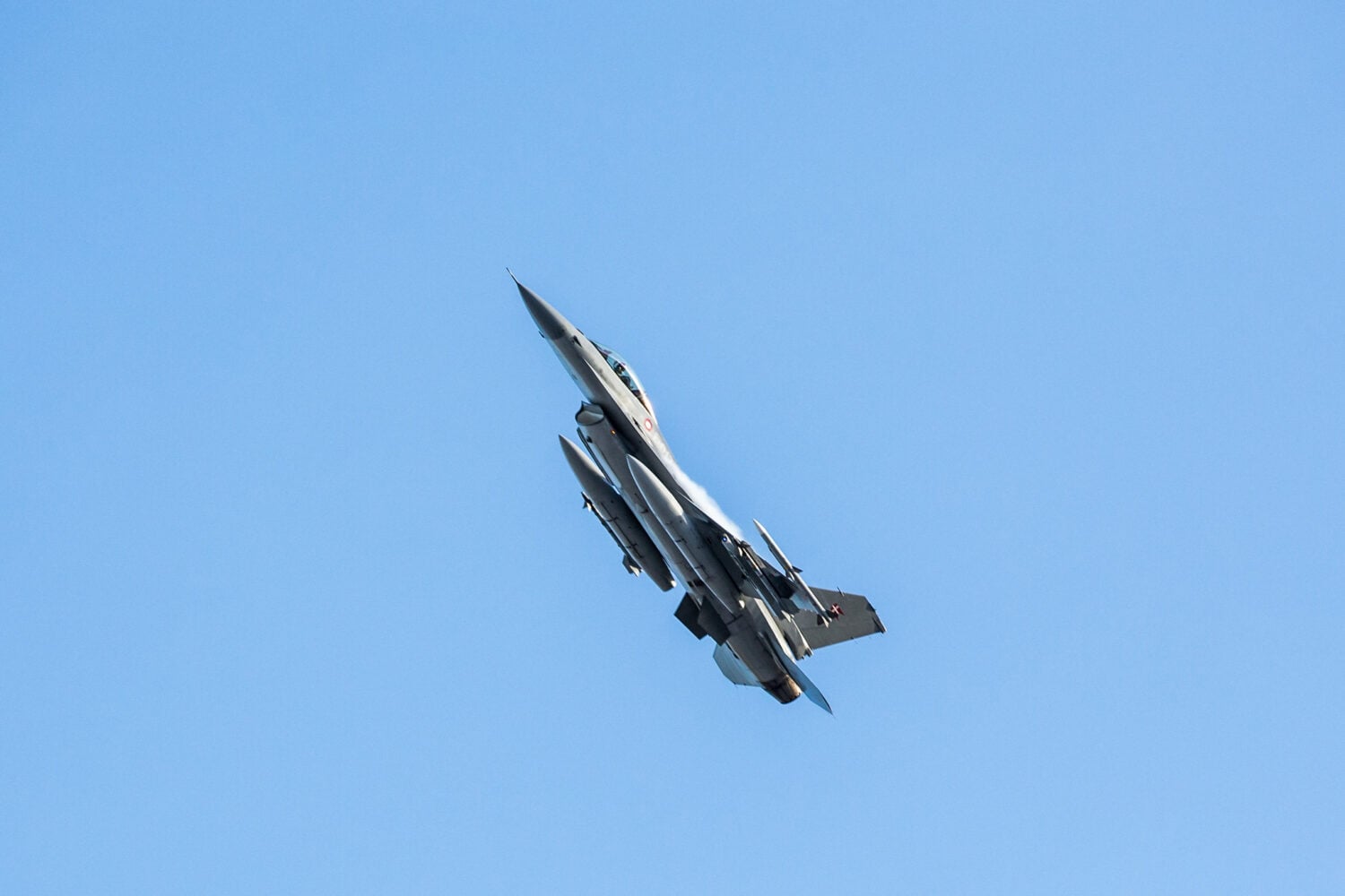 Tanskan F-16-hävittäjä Baltian ilmavalvontatehtävässä. / NATO