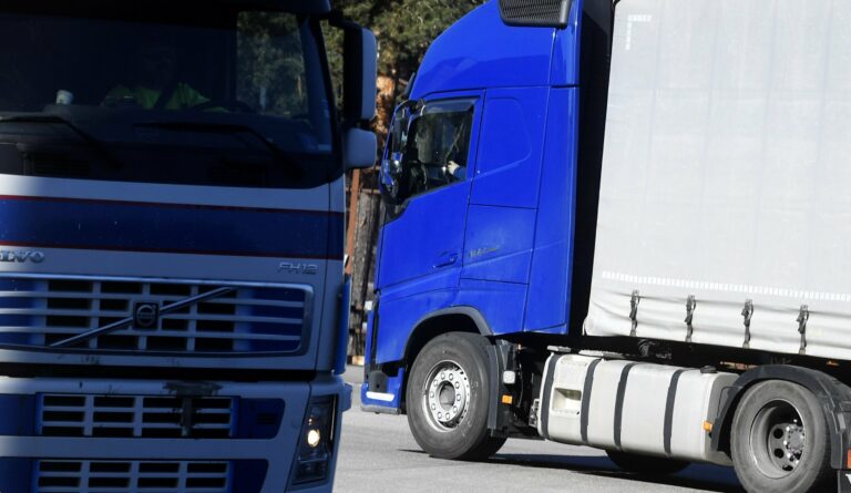 Rekka tulee Länsiväylältä Ruoholahteen