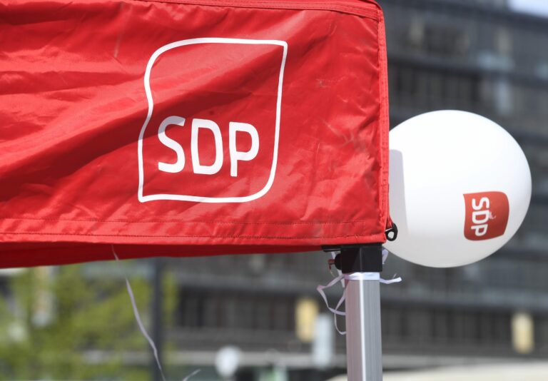 Eurovaalikampanjointia Hakaniemen markkinoilla