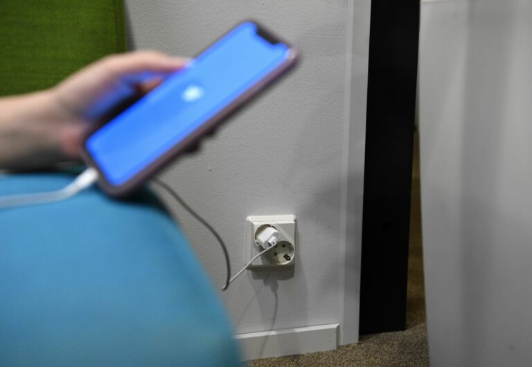 Kännykkä ja sähkö