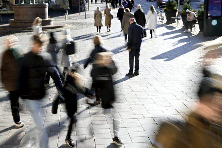 Ihmisiä kaupungilla