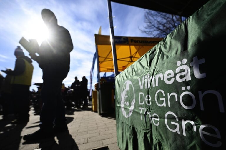 Vaalikampanjointia Korson markkinoilla