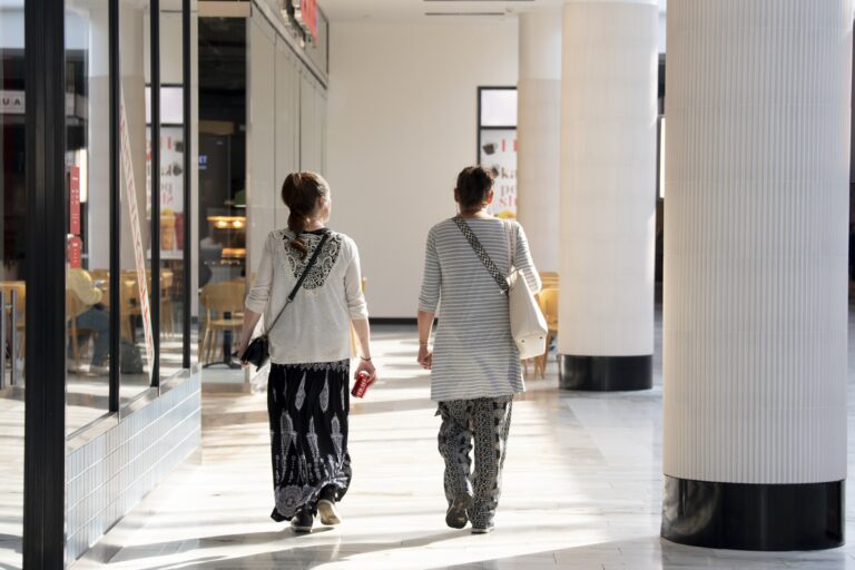 Kuluttajia Itäkeskuksessa