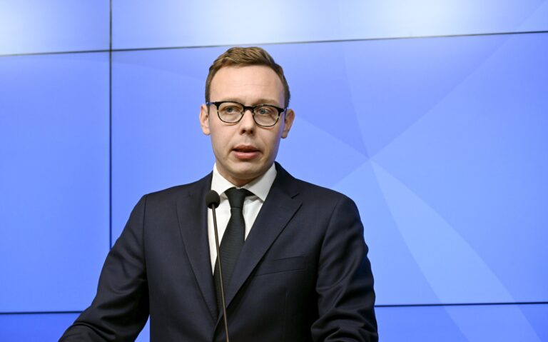 Työministerin tiedotustilaisuus irtisanomiskynnyksen madaltamisesta