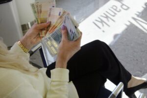 Pienistä summista voi kertyä vuodessa iso säästöpotti. LEHTIKUVA / MARJA AIRIO