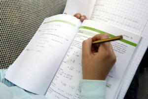 Koululainen tekee matematiikan tehtäviä. LEHTIKUVA / MARJA AIRIO