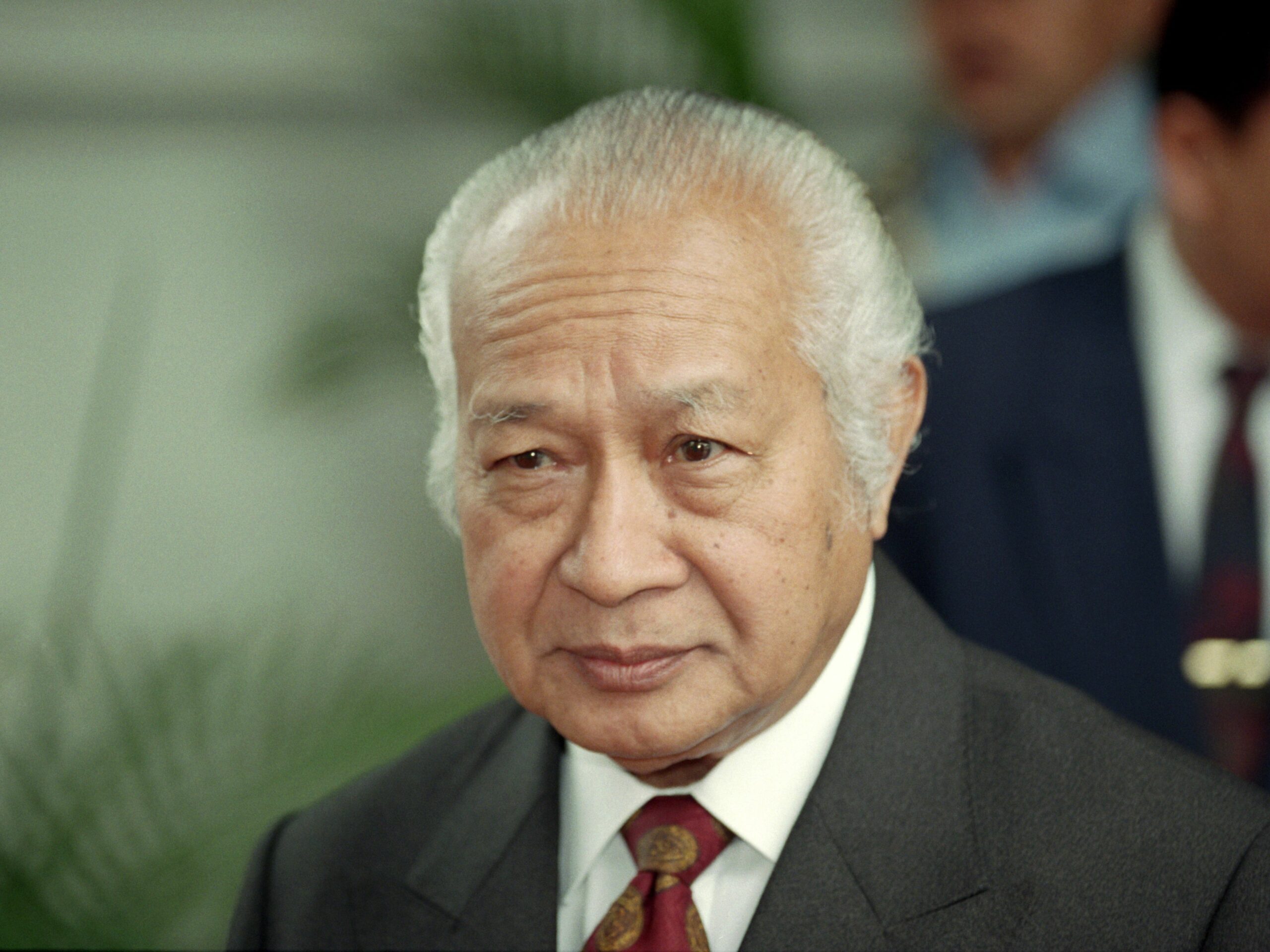 Kiistelty diktaattori nimettiin kansallissankariksi, kansa nousi vastarintaan