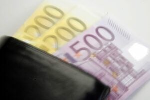 Nainen vastasi luokan tilistä. LEHTIKUVA / TIMO JAAKONAHO