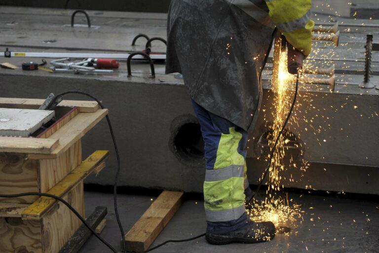 Rakentaja työssään. LEHTIKUVA / JUSSI NUKARI