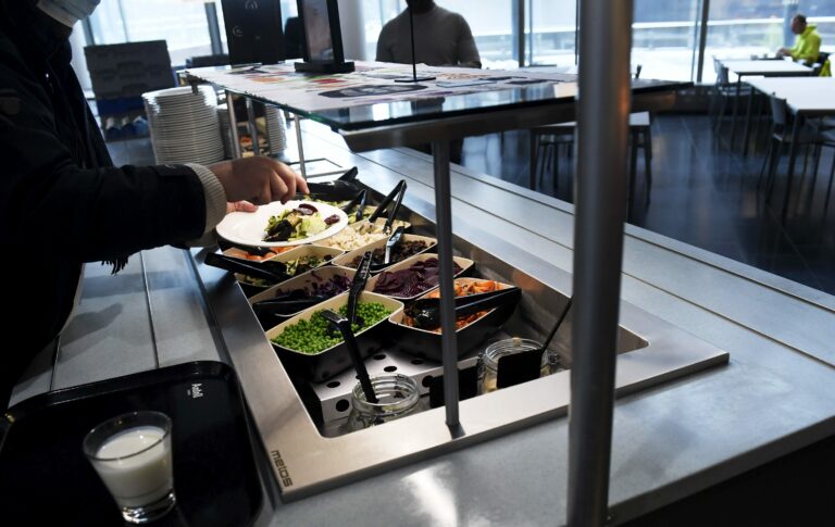 Korona kurittaa henkilöstöravintoloita