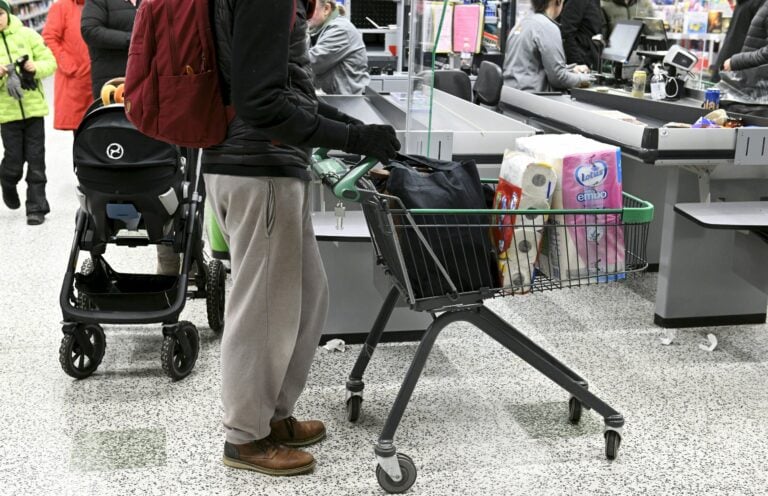 Kaupankäyntiä Prisma-tavaratalossa