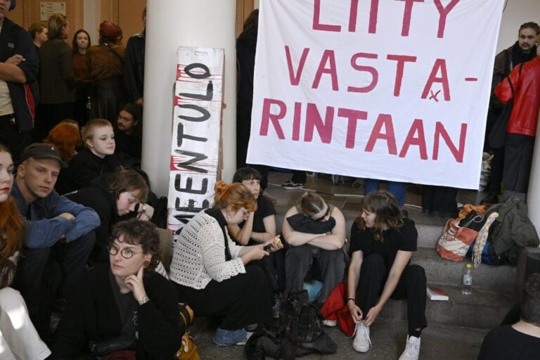 Helsingin yliopiston opiskelijamielenosoitus jatkuu poistumiskehotuksesta huolimatta
